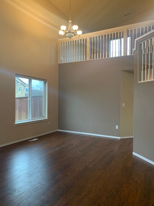 Building Photo - Great 3BD 2.5BA Fisher's Landing! Large Fe...
