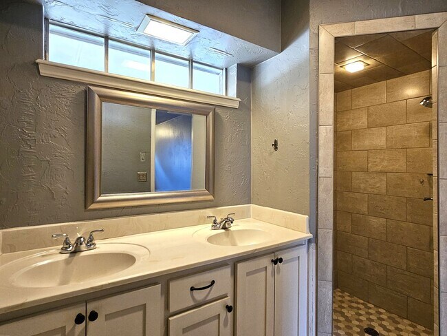 Building Photo - Beautiful 2 Bed 2 Bath Moments Away From L...