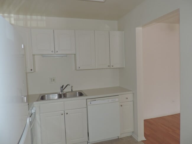Building Photo - 9S025 Lake Dr