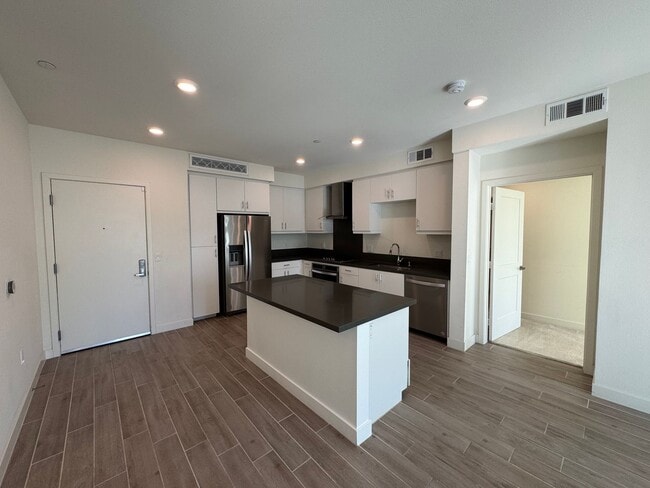Building Photo - Stunning 2Bd/2Ba Condo in Heart of Irvine!