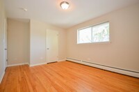 Building Photo - Charming 2-Bed, 1-Bath Apartment in the He...