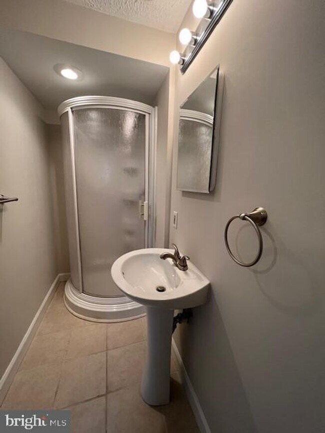 Building Photo - WELL MAINTAINED END UNIT TOWNHOUSE IN FARMBROOK