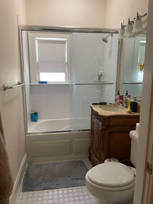 Building Photo - Lovely first floor 2 bedroom unit