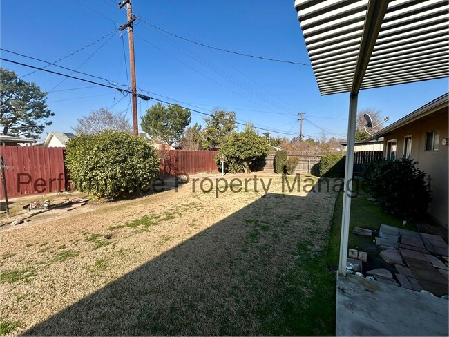 Building Photo - Charming 3 Bed/2 Bath 55+ Kern City Home w...