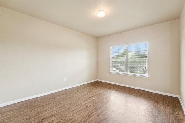 Building Photo - 223 Camellia Dr