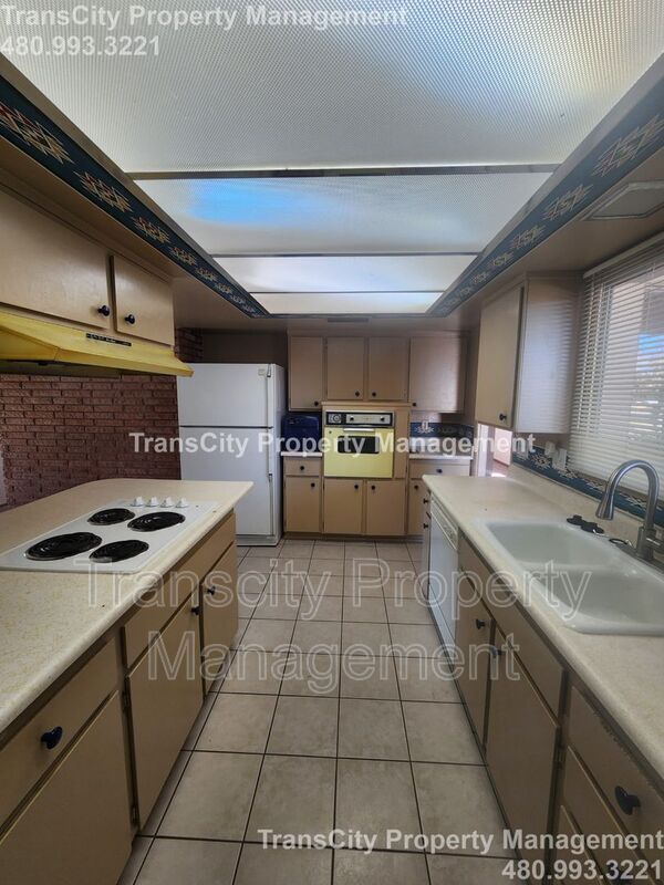 Building Photo - 128 E Ellis Dr