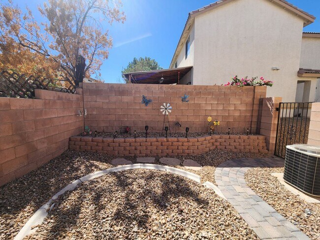 Building Photo - HENDERSON: 3 bed/2.5 bath Townhome with Spacious Kitchen, Private Backyard, Large Primary Suite &...