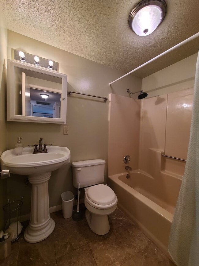 Building Photo - Fully Furnished 3-Bedroom Home – Pet Frien...