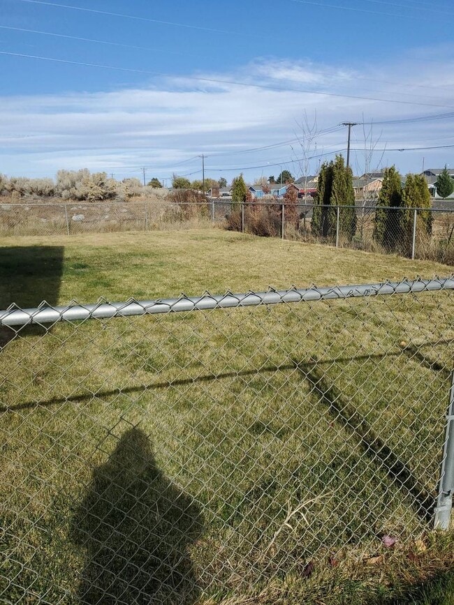 Building Photo - April Rent FREE - Double Car Garage & Fenced Yard