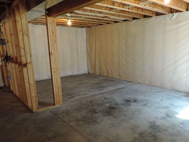 Building Photo - $1,650 | 3 Bedroom, 2.5 Bathroom TOWN HOME | NO PETS | Available for August 1st, 2026 Move In!