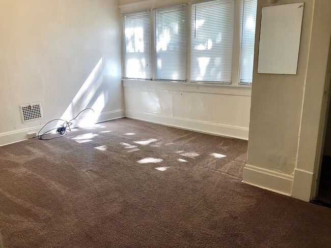 Building Photo - 5 Bedroom House - Walking distance from Central Campus