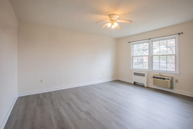 Building Photo - Charming 2 BR/1 BA Apartment in Rockville!