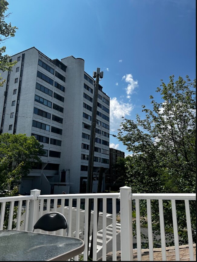 Building Photo - 601 Clay Ave