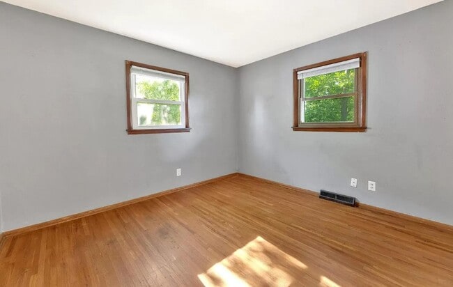 Building Photo - 211 E Meadowlark Rd