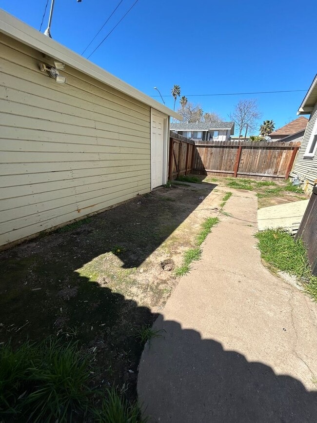 Building Photo - 2 Bed/1 Bath Home Near Downtown Lodi