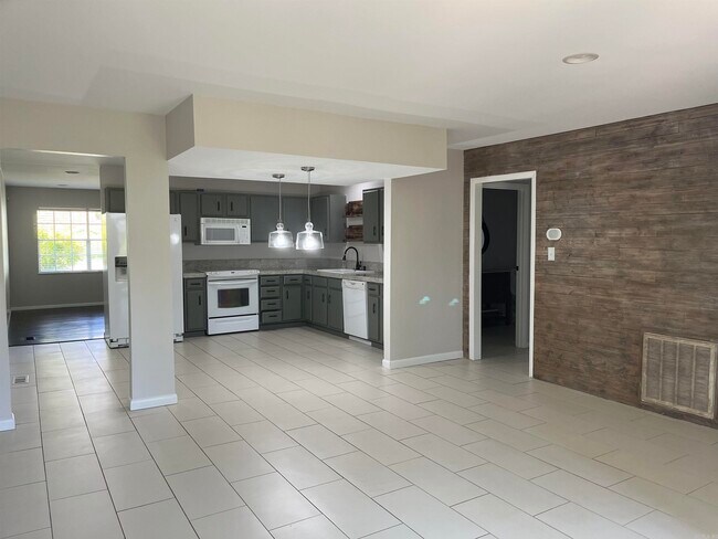 Building Photo - 68 White Oak Ln