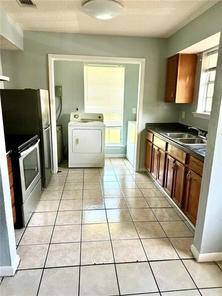 Building Photo - 13920 Wales St