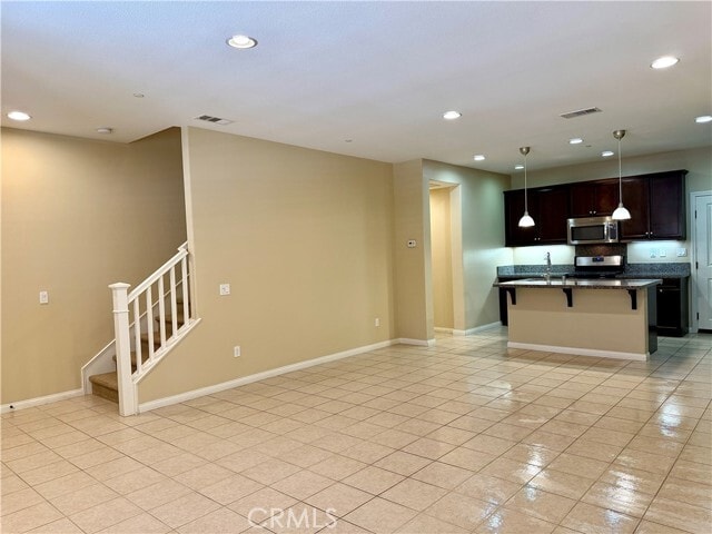 Building Photo - 467 Raya Ln