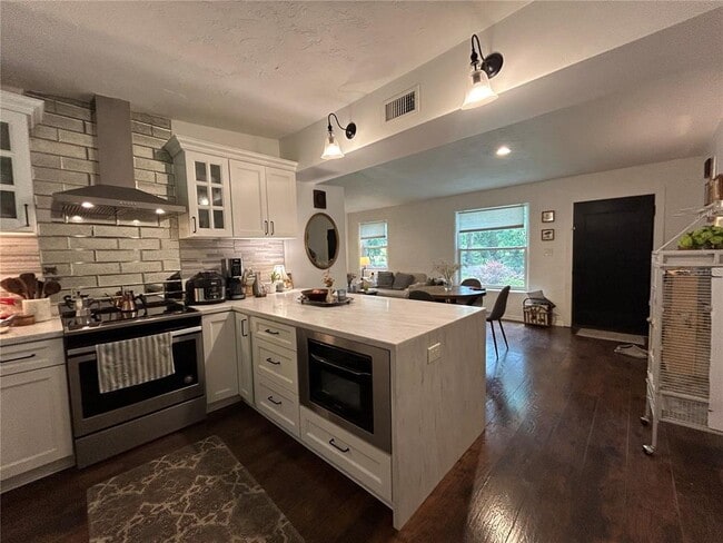 Building Photo - 816 NE 9th Ave