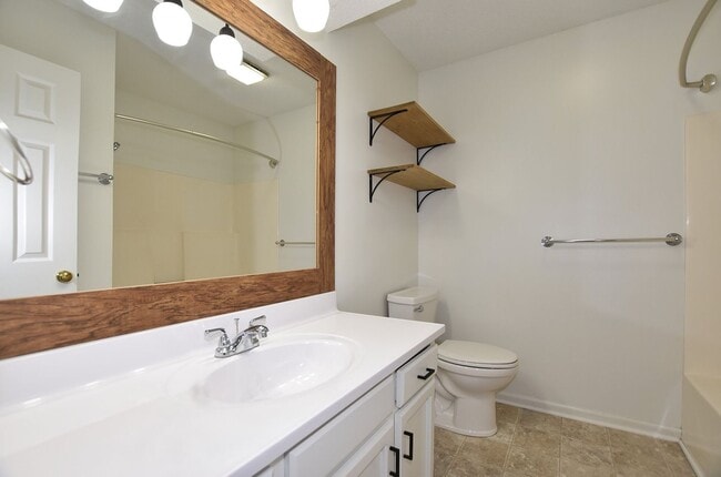 Building Photo - Two bedroom 1.5 bath townhome with 1 car g...