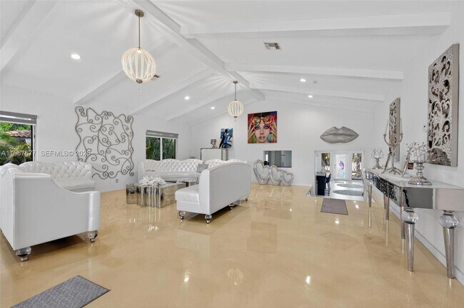 Building Photo - 317 S Riverside Dr