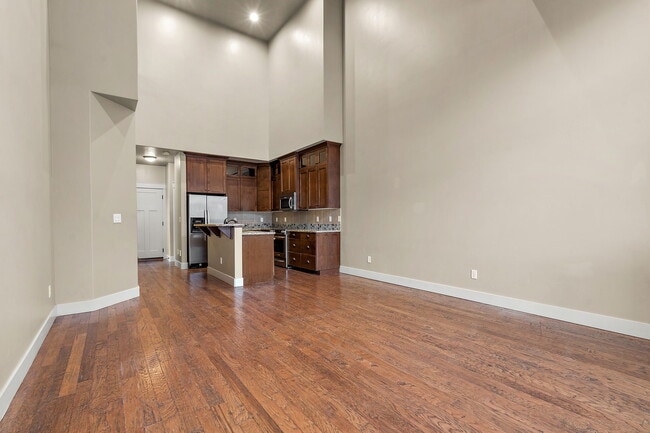 Building Photo - 923 S Lone Willow Ave