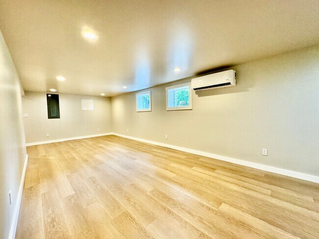 Building Photo - Seward Park fully renovated 4 bedroom, 3 b...