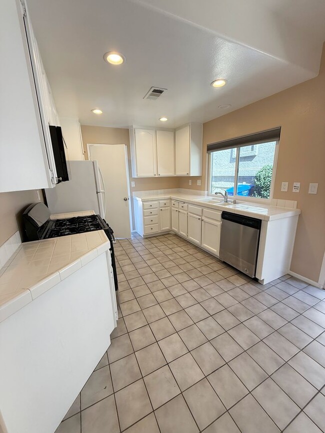 Building Photo - 3 Bed/3 Bath Home in Shadow Ridge Vista!