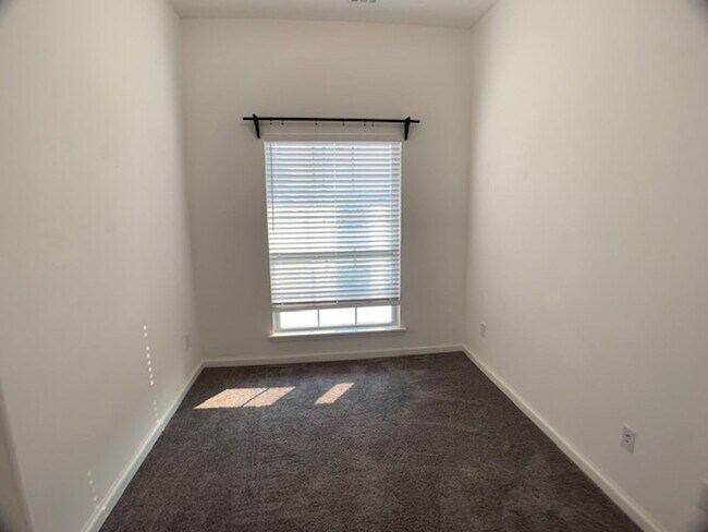 Building Photo - Edmond 3 bed Deer Creek