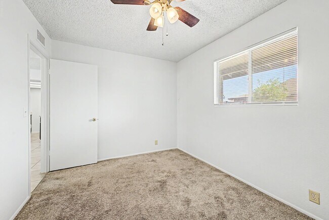 Building Photo - 2931 E Beck Ln