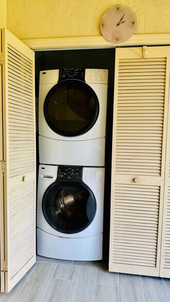 Building Photo - 2024 Pine Isle Ln