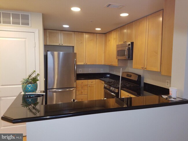 Building Photo - 3600 S Glebe Rd