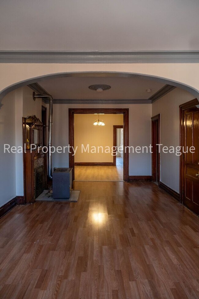 Primary Photo - 1040 5th Ave