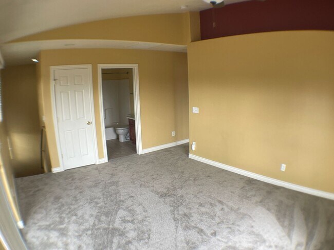 Building Photo - AVAILABLE NOW! | Townhouse in University h...