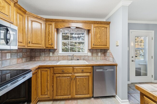 Building Photo - 20 Hillcrest Ln