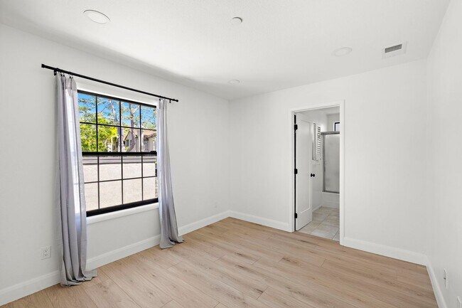 Building Photo - 1060 Calle Del Cerro