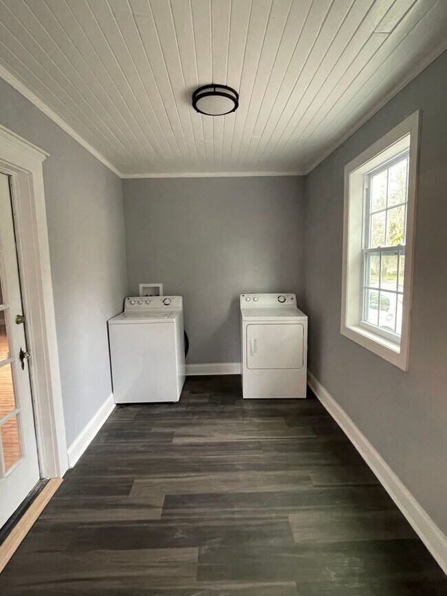 Building Photo - MIDTOWN BUNGALOW