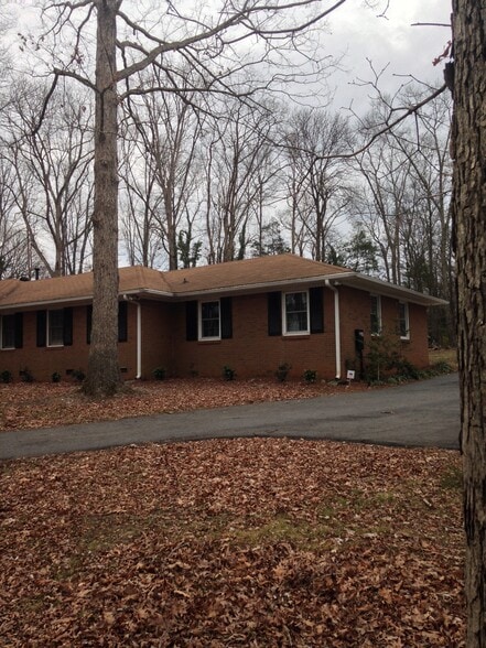 End Unit - 1240 Robinhood Cir