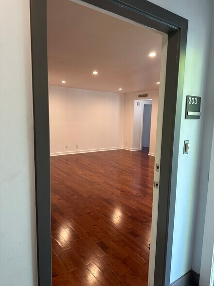 Building Photo - 811 S Bedford St