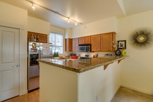 Building Photo - Beautiful open layout 2-level townhome!