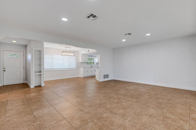 Building Photo - Modern Sarasota 3 Bedroom Home With Separa...