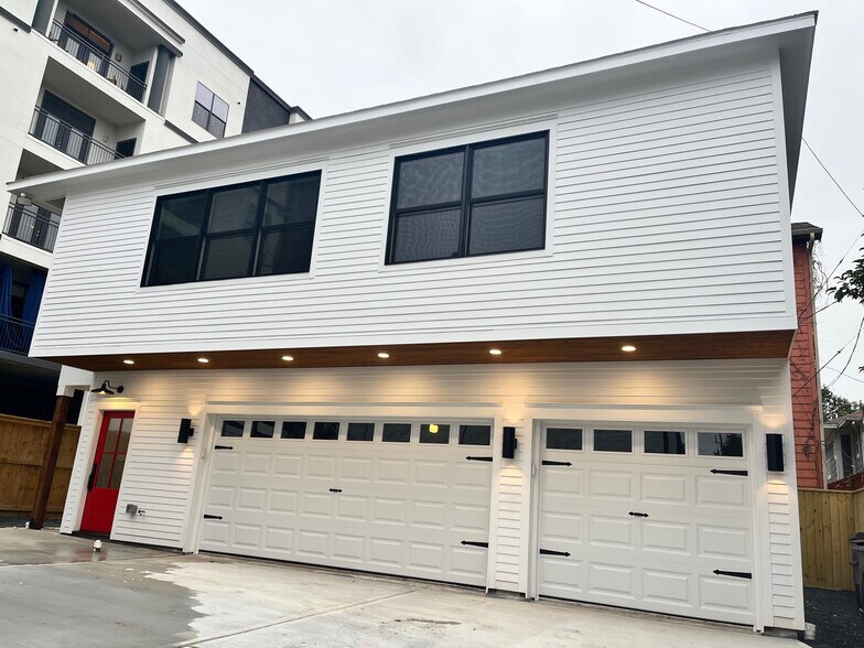 Garage apartment - 1928 Harold St
