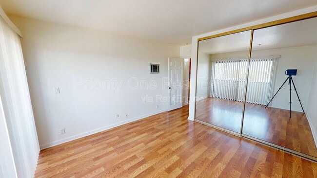 Building Photo - 4041 Oakcrest Dr