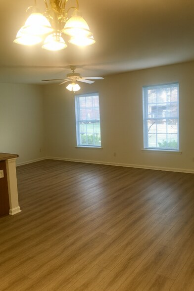 Building Photo - 307 Rosewood Dr