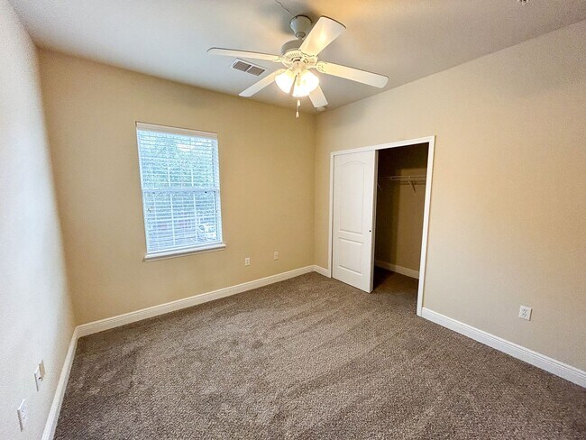 Building Photo - Chase Hollow #43