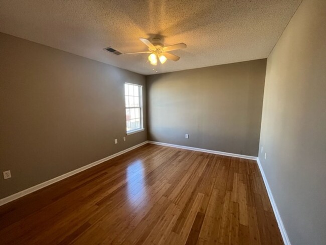 Building Photo - Renovated 3 Bedroom 2 Bath Townhouse for R...