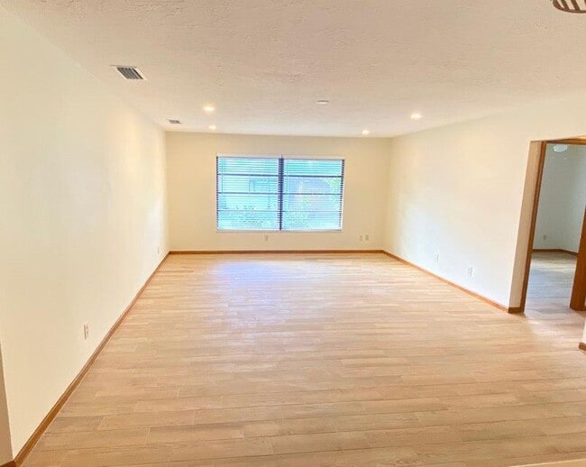 Building Photo - 5585 Pennock Point Rd