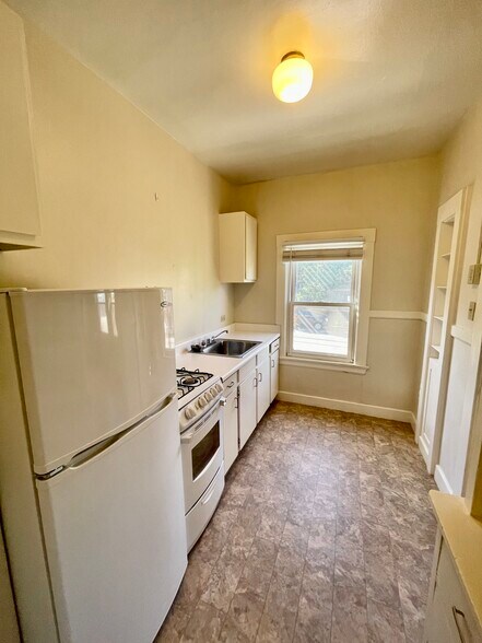 Building Photo - 250 Irving St