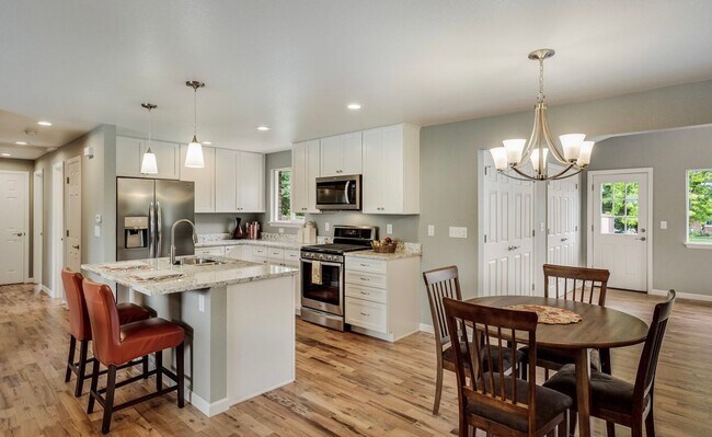 Building Photo - Modern 3 Bedroom 1 Bath Near Downtown Longmont!