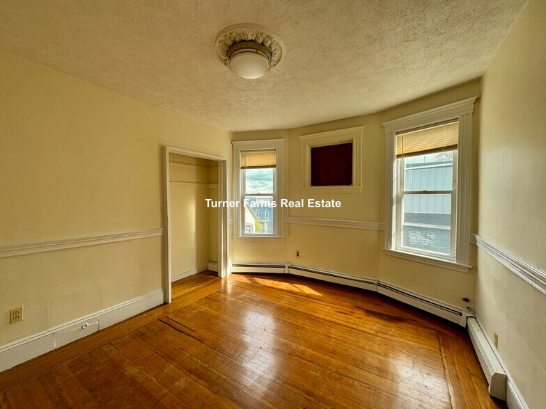 Building Photo - 144 Hillside St